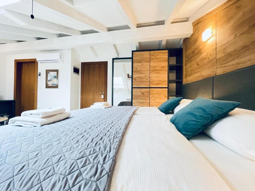 Posteľ alebo postele v izbe v ubytovaní Fazana City Rooms with free parking