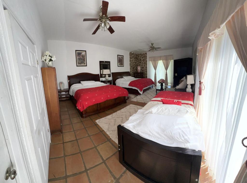 Nuevo UruapanにあるBaja best roomsのベッド2台と天井ファン付きの寝室