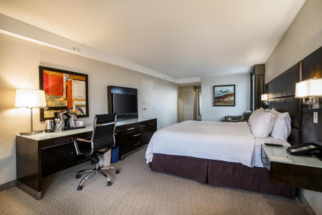 Travel Proud Sustainability certification Holiday Inn Vancouver-Centre Broadway by IHG - Habitación King Premium Con Sofá Cama