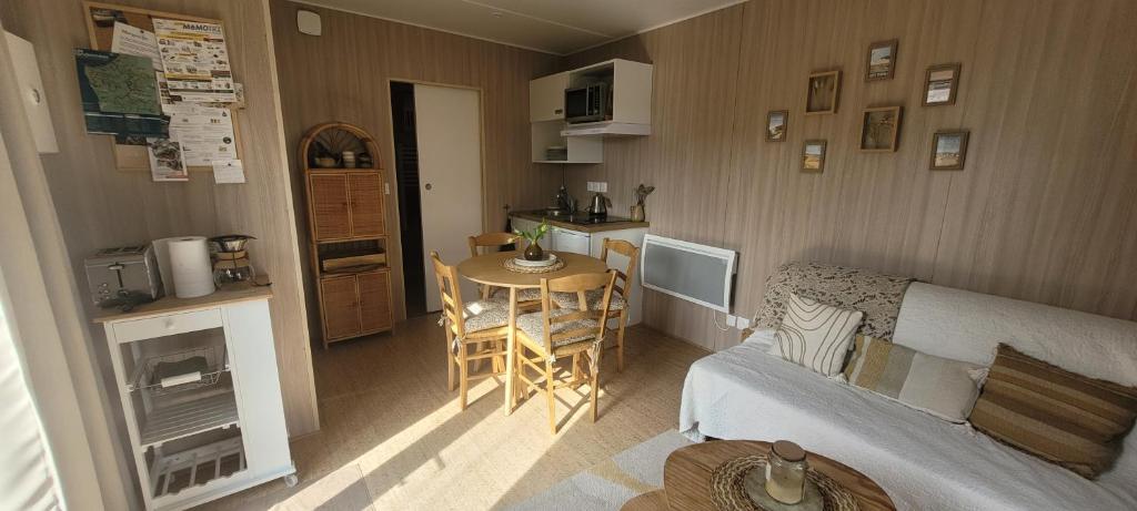 Гостиная зона в "La cabane du sentier", tiny house sur pilotis avec petit jardin, proche de la mer et du site naturel des 2 caps