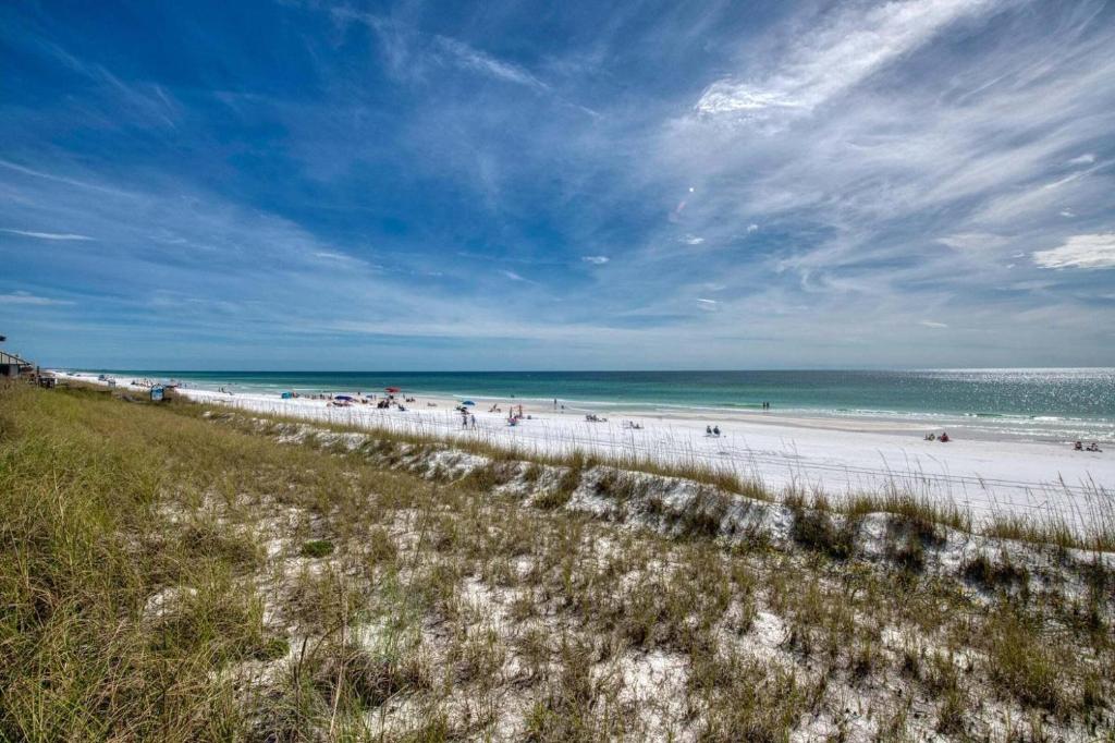 Ein Strand mit einem Haufen Leute drauf. in der Unterkunft Summer Breeze D212 - Bungalow 6 in Destin