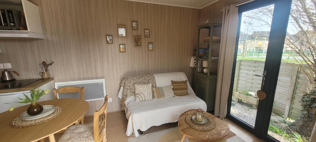 Кровать или кровати в номере "La cabane du sentier", tiny house sur pilotis avec petit jardin, proche de la mer et du site naturel des 2 caps