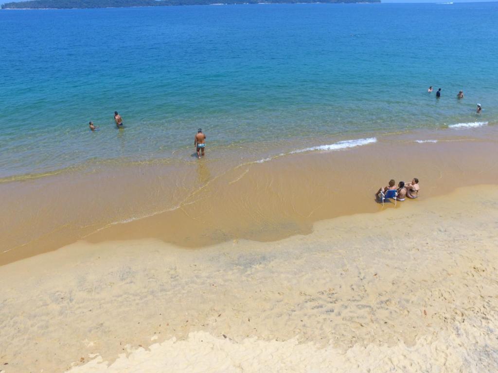 um grupo de pessoas na água na praia em Angra dos Reis Praia Vermelha em Angra dos Reis