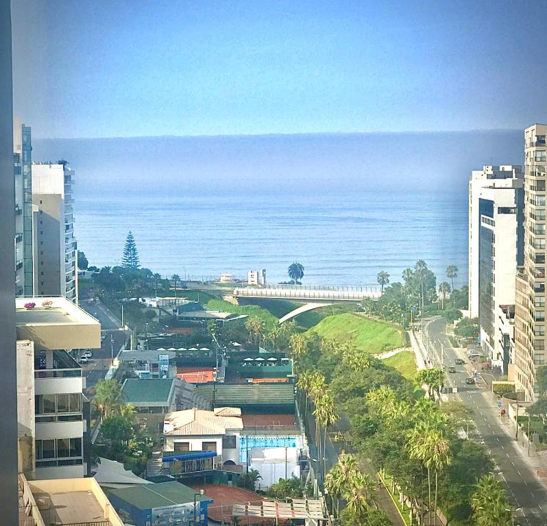 - Vistas a la ciudad, al océano y a los edificios en DEPARTAMENTO con VISTA AL MAR, en Lima