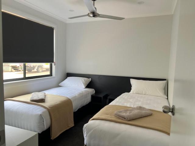 Postel nebo postele na pokoji v ubytování Denman Van Village