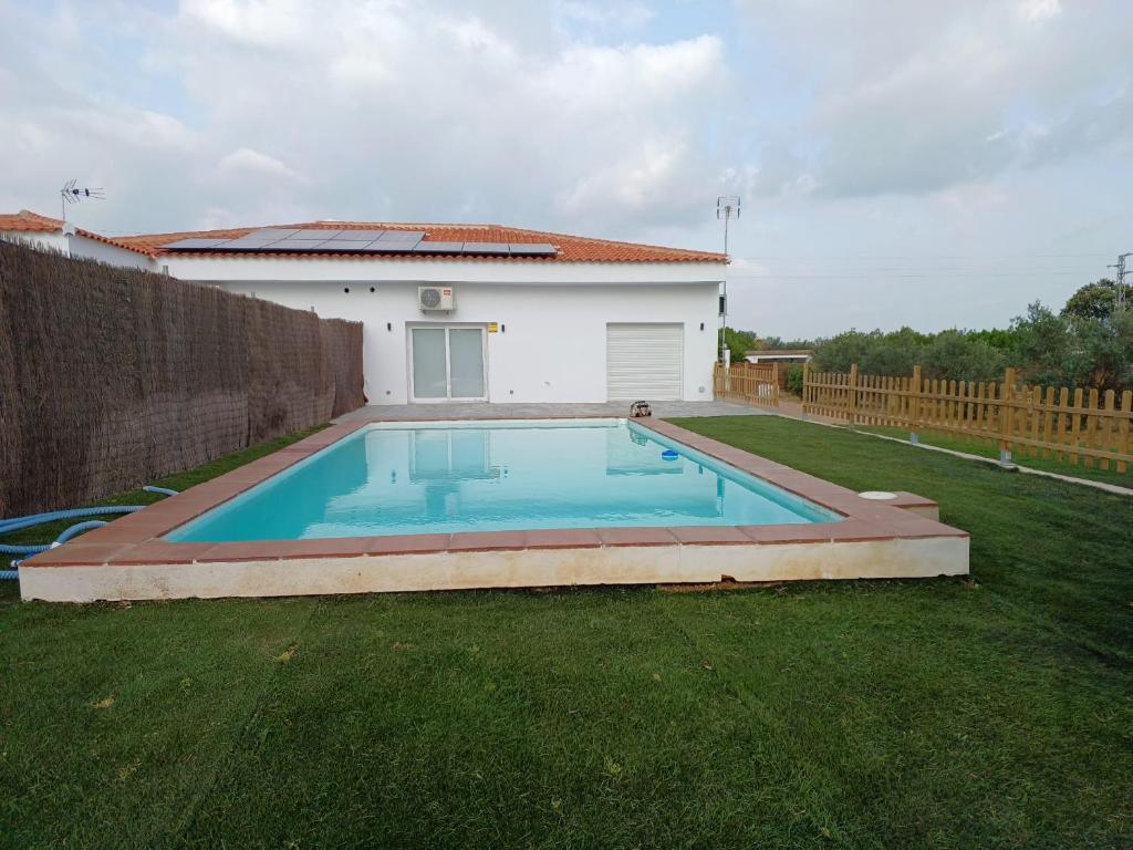 uma piscina no quintal de uma casa em Villa Quintana-Sancho em Sevilha