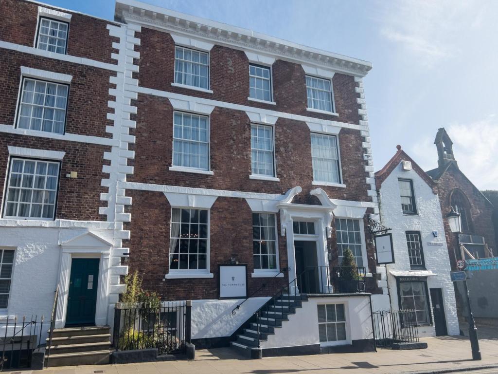 einem roten Backsteingebäude mit einer Treppe davor in der Unterkunft The Townhouse Chester in Chester