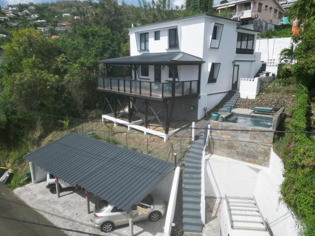einem Luftblick auf ein Haus mit einer Veranda in der Unterkunft Villa T4 avec piscine, 6 à 8 personnes in Schœlcher