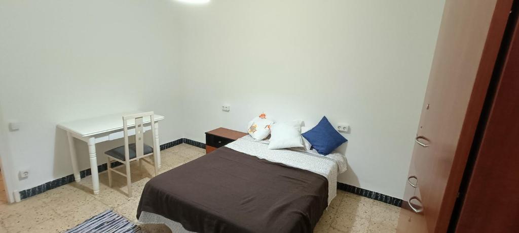 Habitación pequeña con cama y escritorio. en Mark, en Tarragona