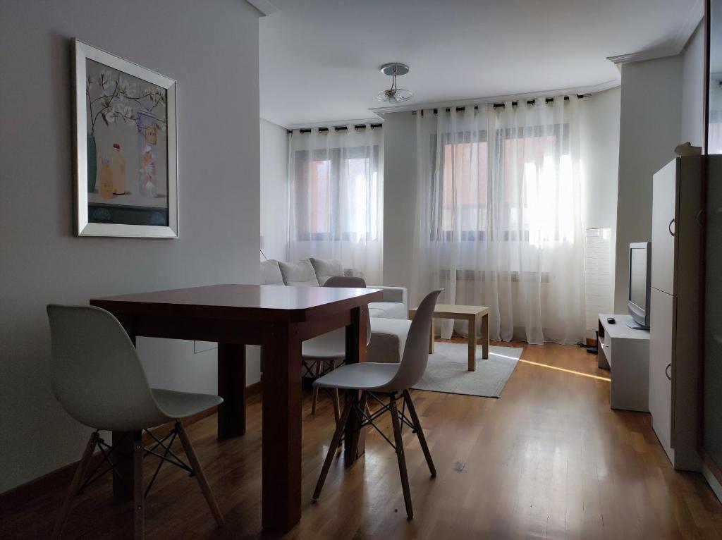 a living room with a dining room table and chairs at Apartamento Candelaria in Zamora