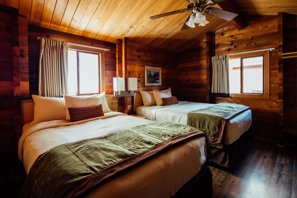 Postel nebo postele na pokoji v ubytování Denali Cabins