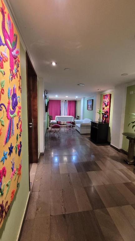 een woonkamer met een groot schilderij aan de muur bij Hotel Alvear Jujuy in San Salvador de Jujuy