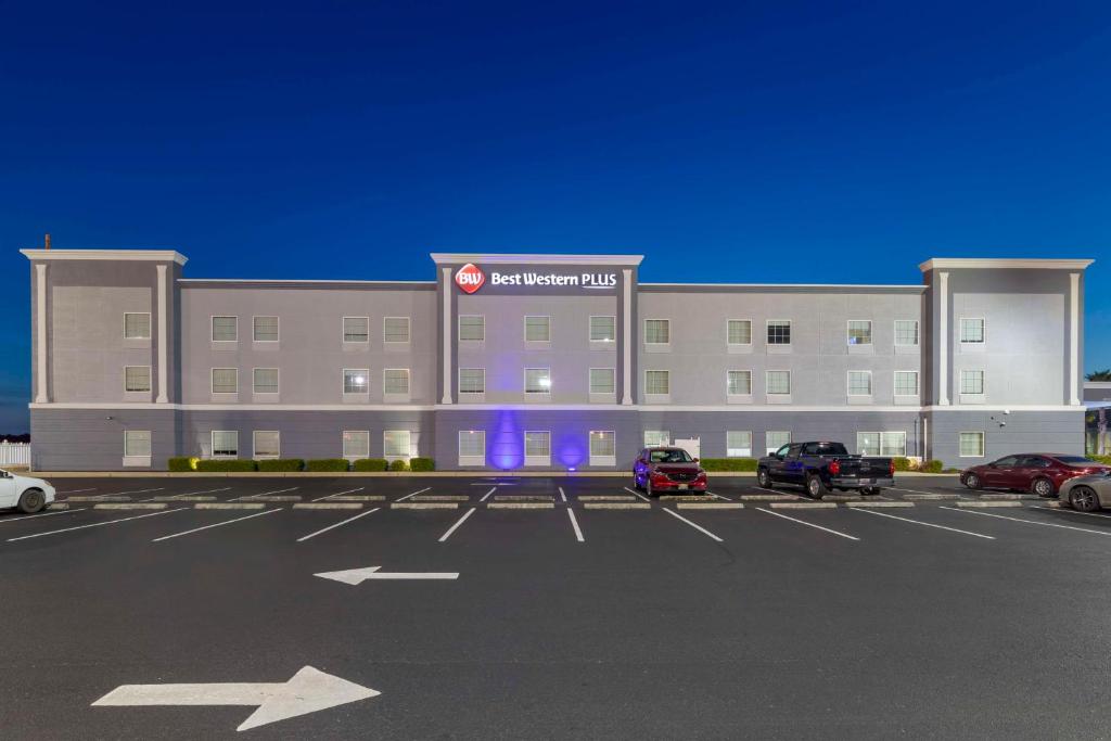 un gran edificio con coches estacionados en un estacionamiento en Best Western Plus Brunswick Inn & Suites, en Brunswick