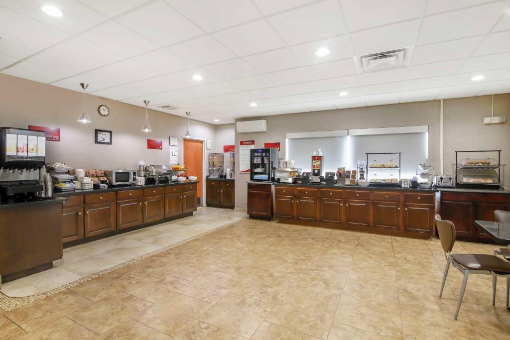a large room with aasteryasteryasteryasteryasteryasteryasteryasteryasteryasteryastery at Best Western Plus Brunswick Inn & Suites in Brunswick