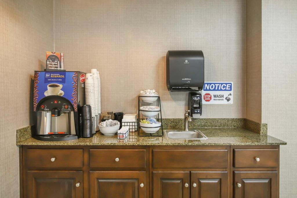 a kitchen counter with a coffee maker and a sink at Best Western Plus Brunswick Inn & Suites in Brunswick