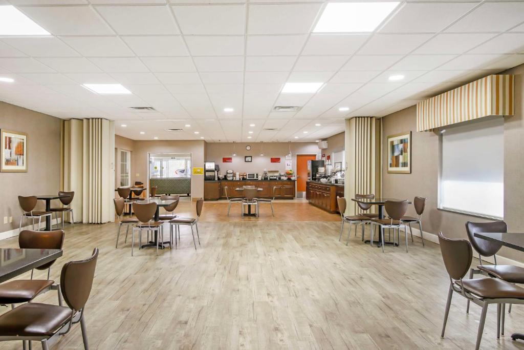 a large room with chairs and tables and a whiteboard at Best Western Plus Brunswick Inn & Suites in Brunswick