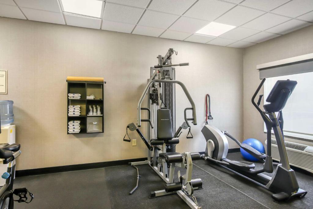 a gym with cardio equipment in a room at Best Western Plus Brunswick Inn & Suites in Brunswick