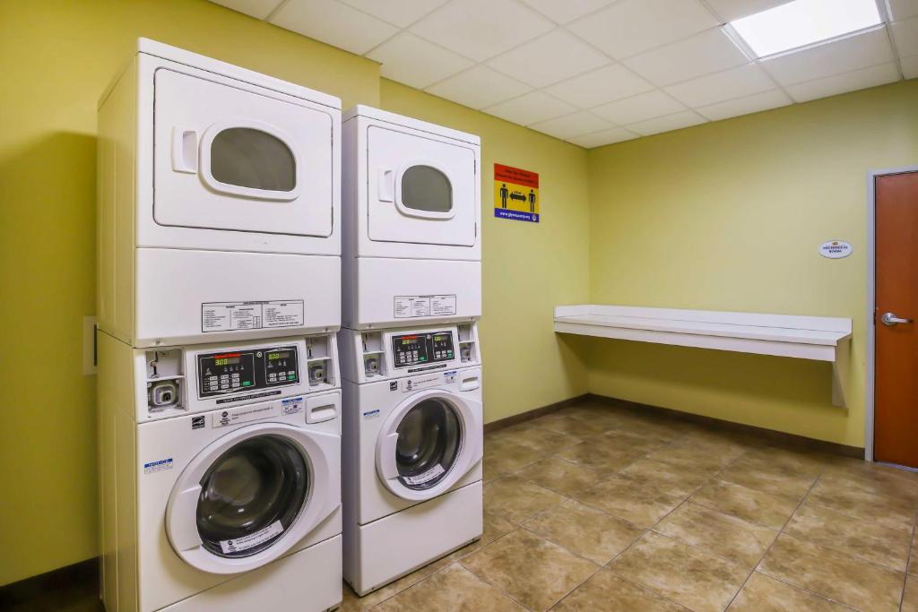 a laundry room with two washer and dryer at Best Western Plus Brunswick Inn & Suites in Brunswick