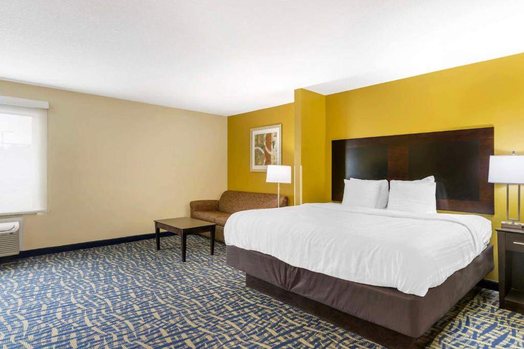 a hotel room with a large bed and a couch at Best Western Plus Brunswick Inn & Suites in Brunswick