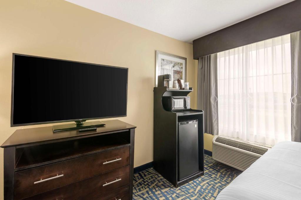a hotel room with a flat screen tv on a dresser at Best Western Plus Brunswick Inn & Suites in Brunswick