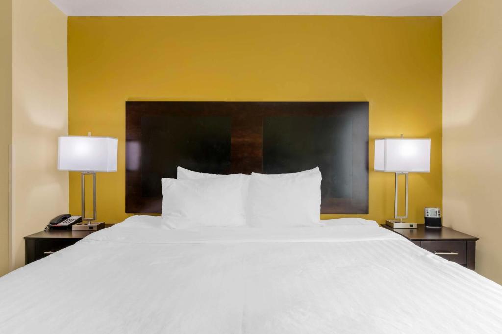 a large white bed with two lamps on both sides at Best Western Plus Brunswick Inn & Suites in Brunswick