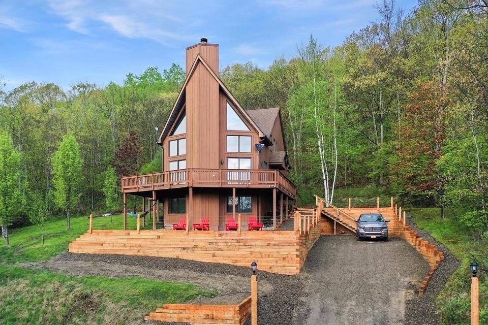 una casa con un coche aparcado delante de ella en The Ridge Chalet in Ellicottville Hot Tub & Sauna, en Great Valley