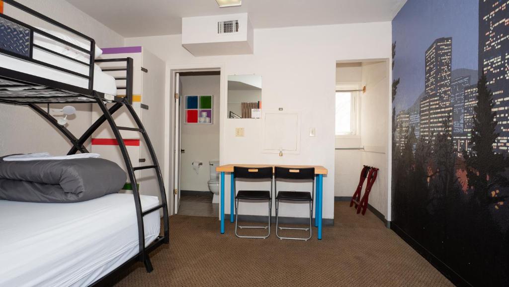 RAD Hostel - Driepersoonskamer Met Eigen Badkamer