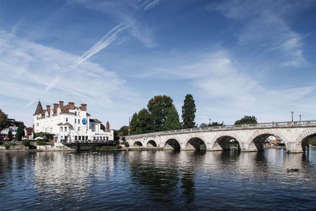 uma ponte sobre uma massa de água com um edifício em Thames Riviera Hotel, Sure Hotel Collection by Best Western em Maidenhead