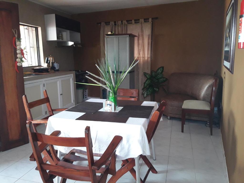 - une salle à manger avec une table et un vase dans l'établissement APARTA-HOTEL YINNAM ARRIETA, à San Andrés