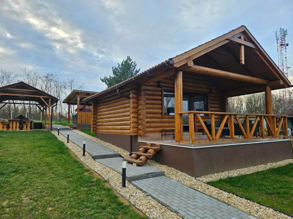 Cabaña de madera con porche y parque infantil en Tóparti Rönkház Vaja, 