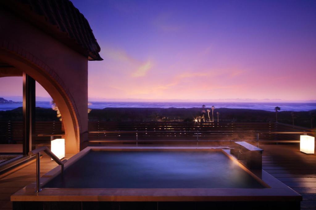 館山的住宿－千里風酒店，美景建筑内的热水浴池