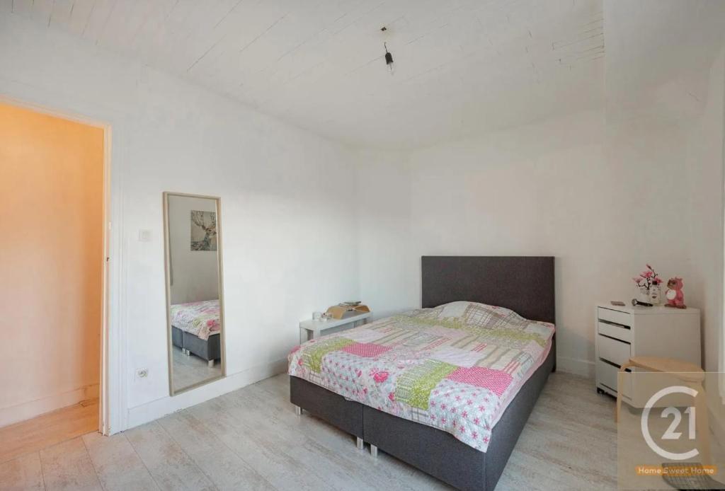 - une chambre avec un lit et un miroir dans l'établissement appartement charmant à Zaventem, à Zaventem
