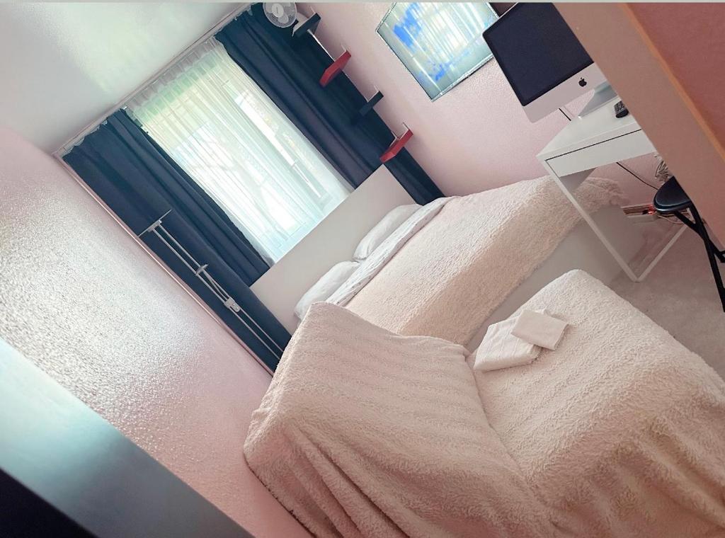 um quarto com uma cama e uma janela em Chambre Confortable disponible à Genève em Genebra