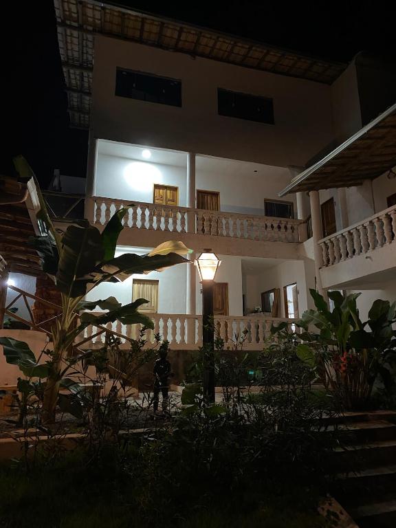ein Haus in der Nacht mit einer Person, die davor steht in der Unterkunft Villa Manga Rosa in Lençóis
