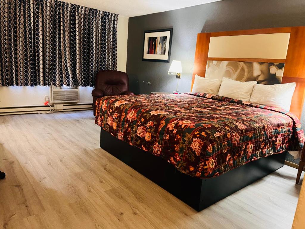 una camera d'albergo con letto e sedia di Mountain Inn a Iron Mountain