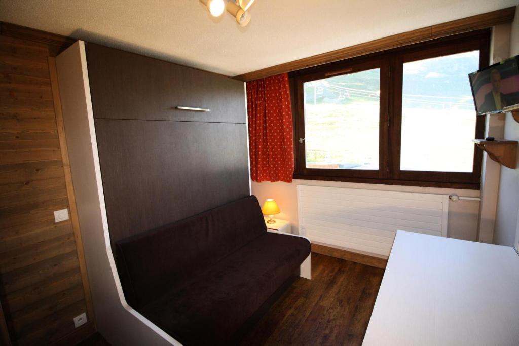 a living room with a couch and a window at Résidence Palafour - Studio pour 2 Personnes 361 in Tignes