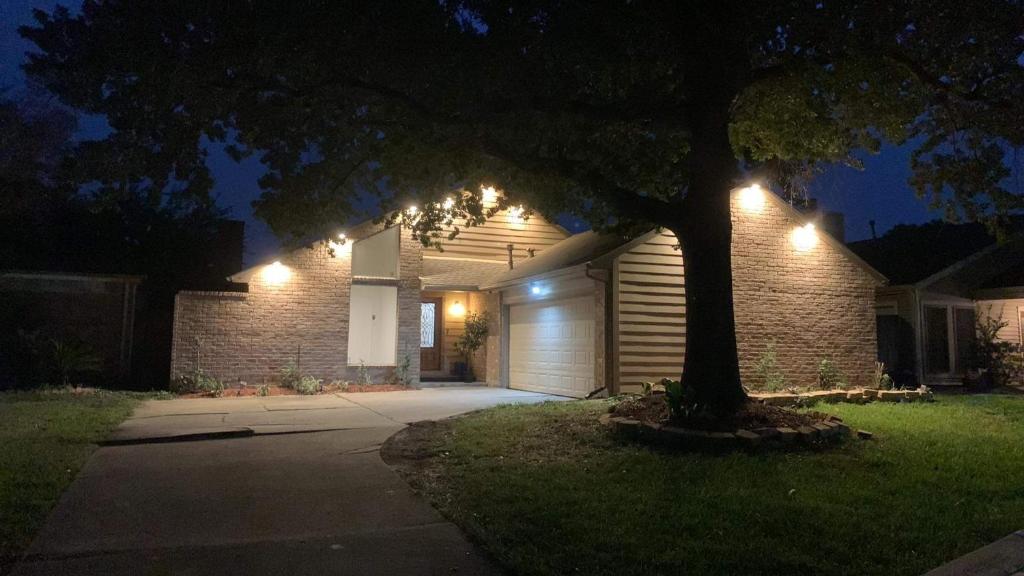 ein Haus mit einer Garage in der Nacht mit Lichtern in der Unterkunft 13839 sheri hollow ln in Houston