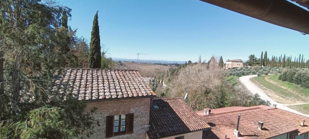 an aerial view of a house and a road at Il Nido di Fede e Romy in Castelnuovo Berardenga