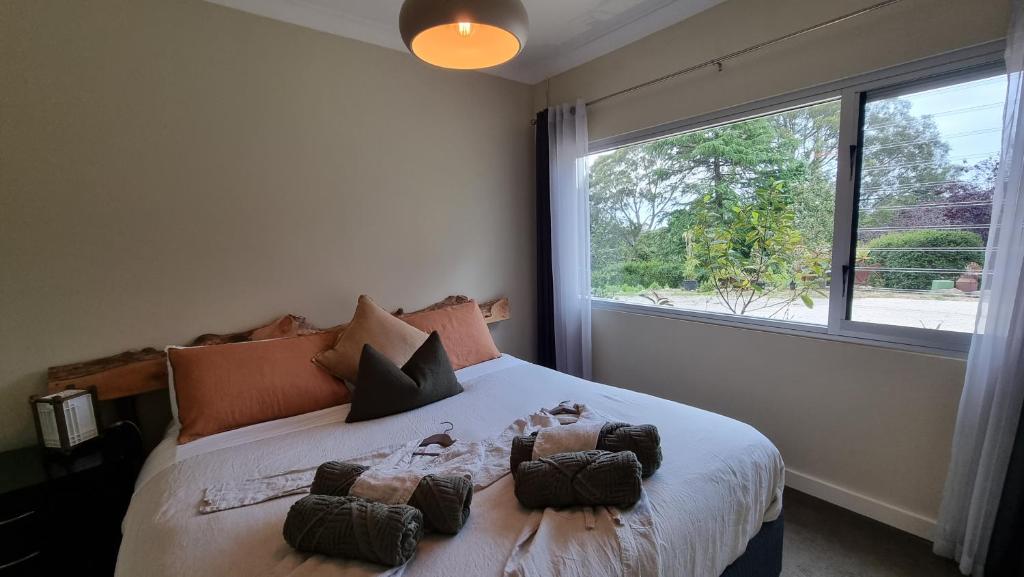 מיטה או מיטות בחדר ב-Kashikiri- Adelaide Hills Private Japanese Bath Retreat- pre-finished special