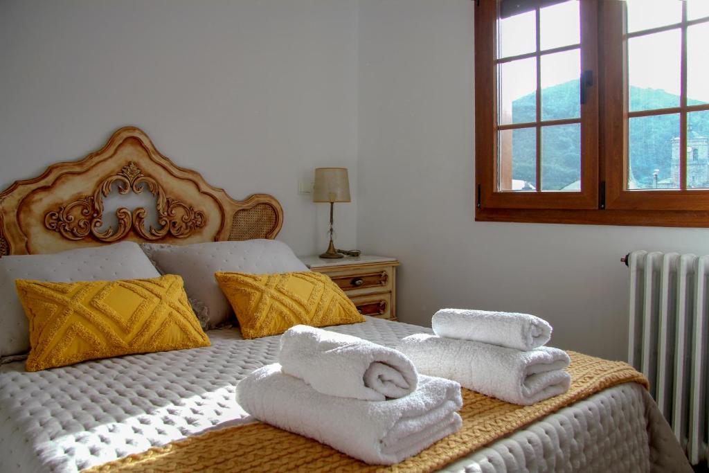 una camera da letto con un letto con asciugamani sopra di La casita de Fide a Molinaseca