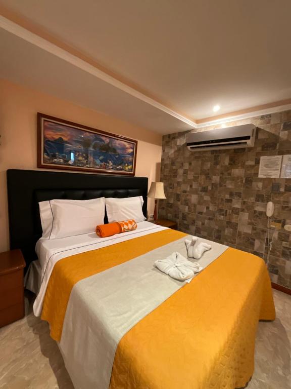 Un dormitorio con una cama grande con toallas. en HOTEL MUEVETE POR VARGAS, en Catia La Mar