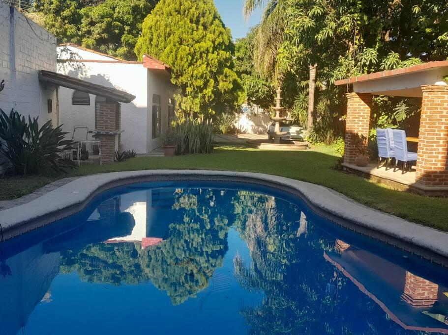 una piscina en el patio de una casa en casa mangos, en Temixco