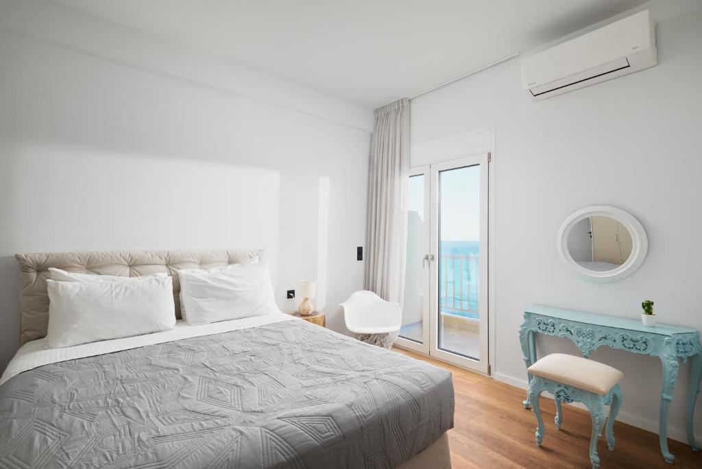 Gulta vai gultas numurā naktsmītnē Crete - Heraklion Sea View Apartment 2