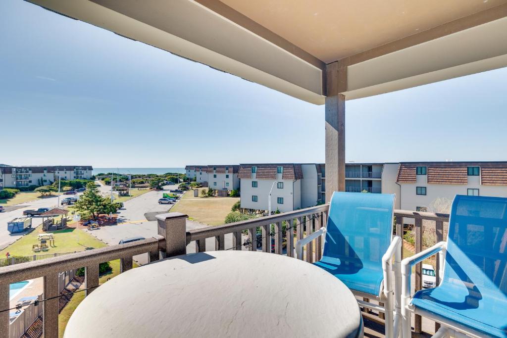 Balkonas arba terasa apgyvendinimo įstaigoje Atlantic Beach Condo with Balcony and Beach Access!