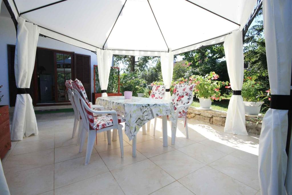 Patio nebo venkovní prostory v ubytování Apartment in Varvari - Istrien 49826