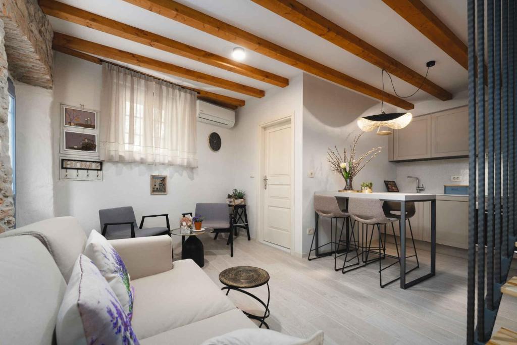 sala de estar con sofá y mesa en Apartments in Porec - Istrien 49823, en Poreč