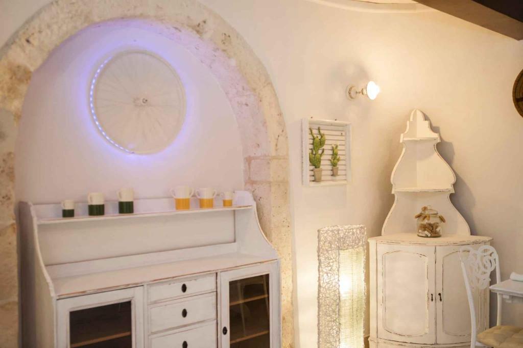 Zimmer mit einem weißen Schrank und einem Spiegel in der Unterkunft Holiday home in Noci - Apulien 49939 in Noci