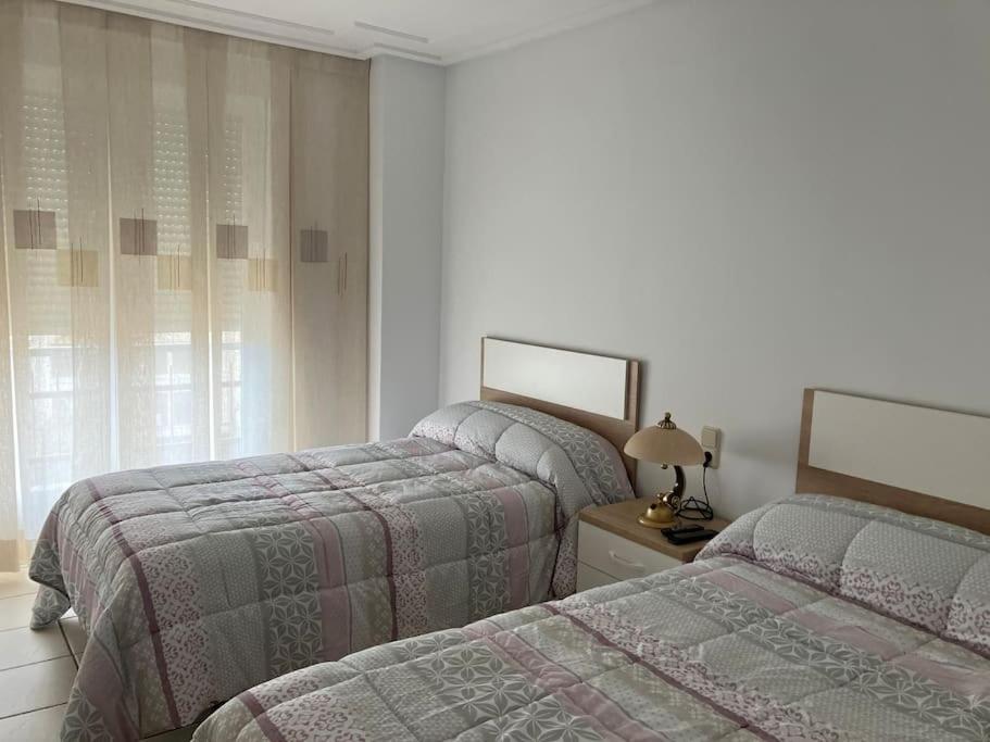 Un pat sau paturi într-o cameră la Piso céntrico en Hellin