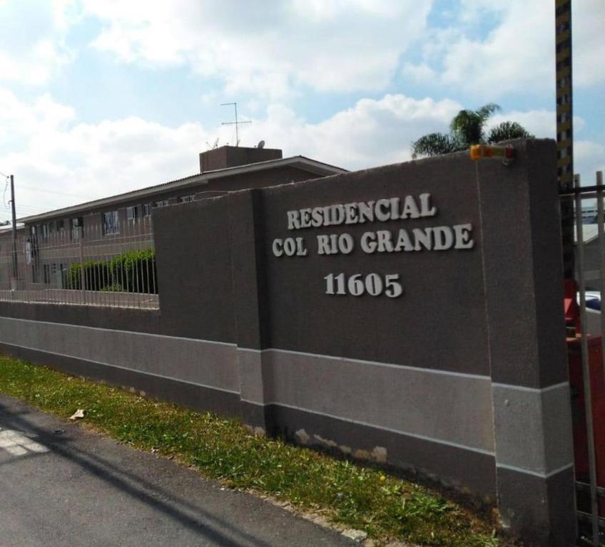 um sinal que lê para não grande em RESIDENCIAL COLONIA RIO GRANDE em São José dos Pinhais