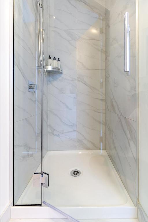 Urban Retreat at 8 Wilmer: Upper Level Studio Gem